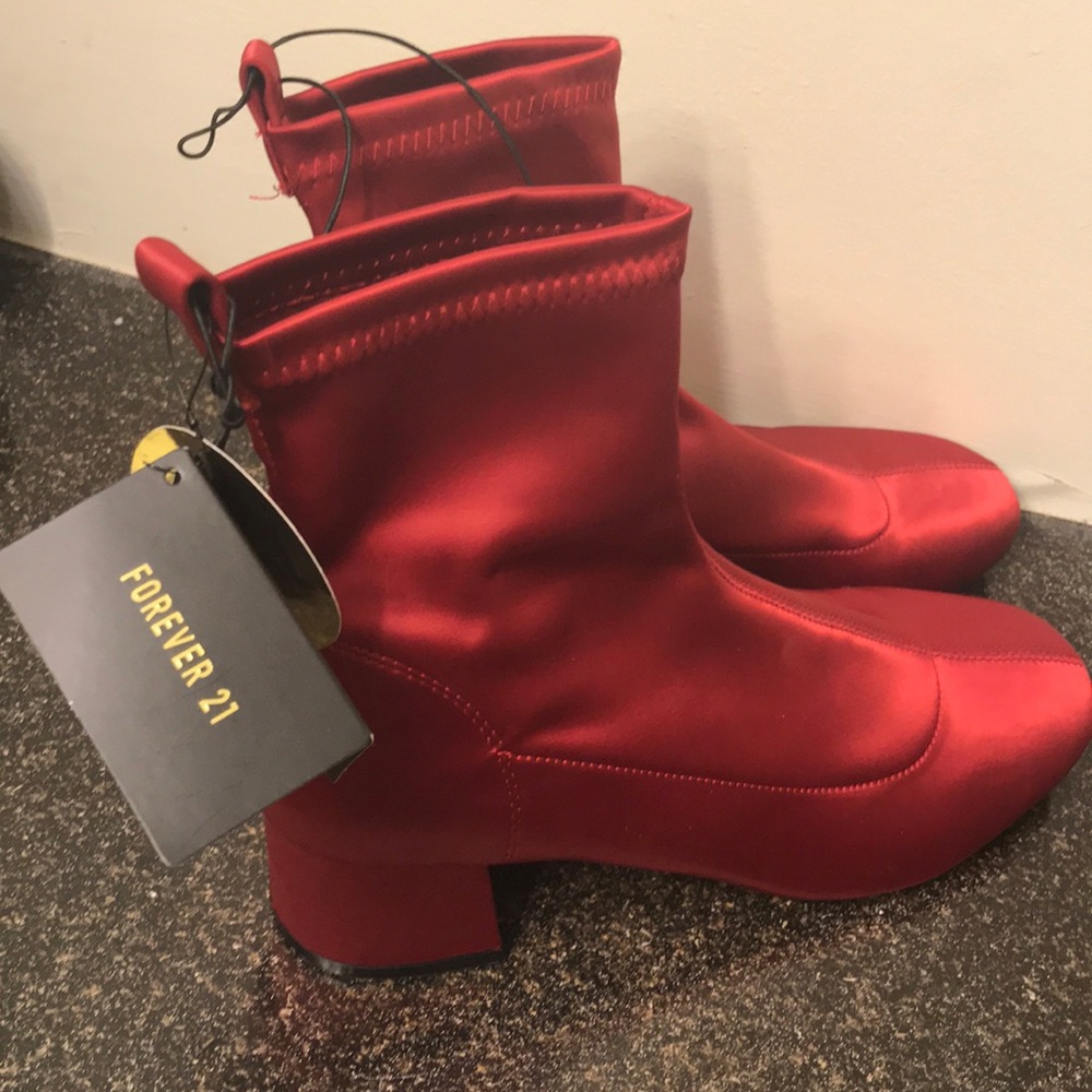 Size 7 never worn satin red heels